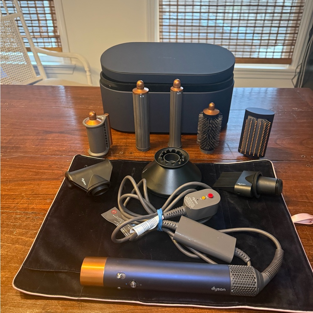 Dyson Hair Styling Kit in Navy and Bronze
Never used won in contest